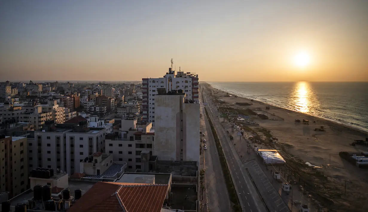 Suasana pantai yang kosong selama lockdown untuk menahan pandemi virus corona COVID-19 di Jalur Gaza, Palestina, Jumat (18/12/2020). Lockdown diberlakukan di sejumlah tempat. (AP Photo/Khalil Hamra)
