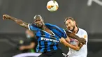 Pemain Inter Milan, Romelu Lukaku (kiri) dan gelandang Sevilla, Nemanja Gudelj berebut bola pada pertandingan Final Liga Europa di Stadion Rhein Energie, Sabtu (22/8/2020) dini hari. Sevilla menjadi juara Liga Europa setelah menang dengan skor 3-2. (AP Photo/Martin Meissner, Pool)