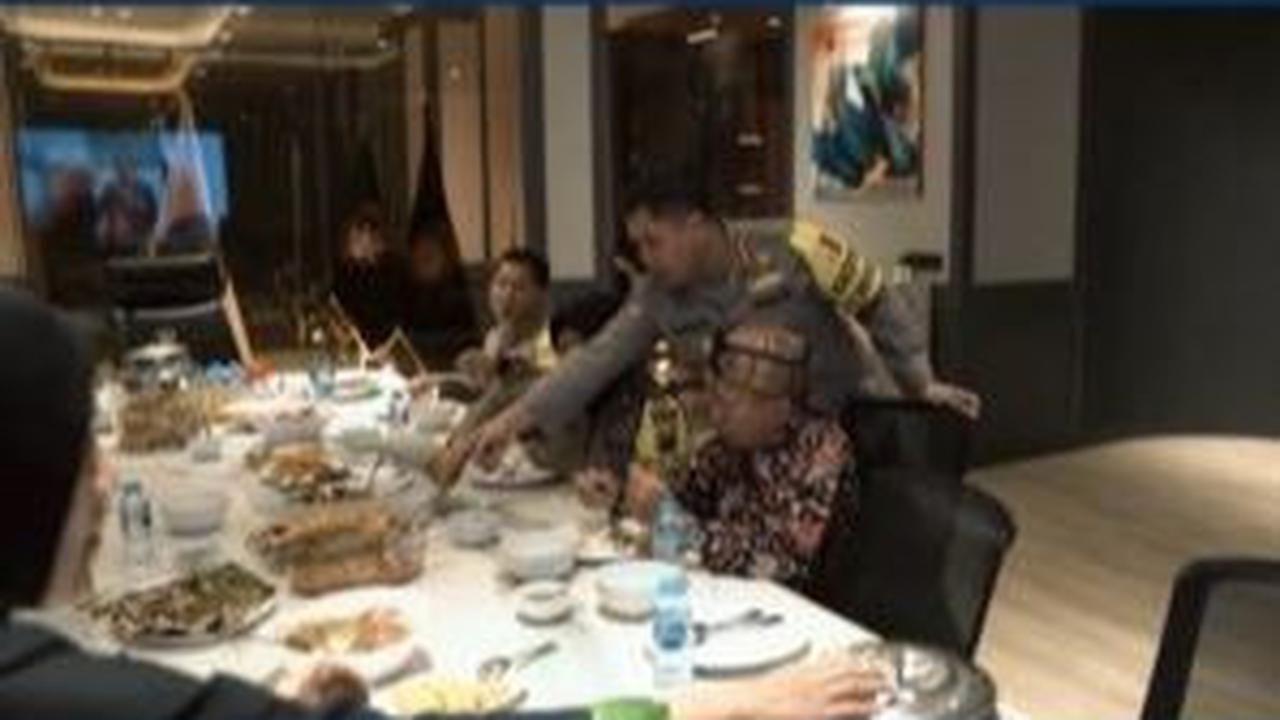 Mereka kemudian diajak makan siang bersama Komjen Fadil Imran. Di sana lah mereka mengobrol dengan santai sembari menikmati sajian. <br>