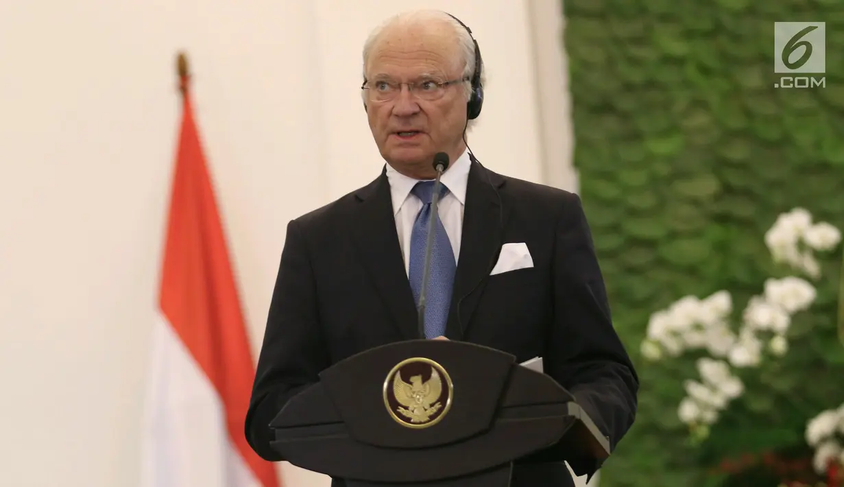 Raja Swedia Carl XVI Gustaf menyampaikan keterangan pers dalam kunjungan kenegaraannya di Istana Kepresidenan Bogor, Senin (22/5). Ini merupakan kunjungan kenegaraan Raja Swedia pertama kalinya ke Indonesia. (Liputan6.com/Angga Yuniar)