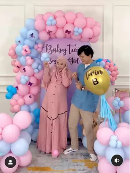 Detik-detik saat Anisa Rahma memecahkan balon besar. Di dalamnya terdapat balon kecil berwarna pink yang menyiratkan hamil anak perempuan. (Foto: Instagram/ anisarahma_12)