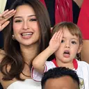 Jennifer Coppen Peluk Justin Hubner Usai Timnas Menang 9-2