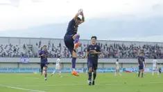 Pemain Persita, Andrejic Aleksa melakukan selebrasi setelah mencetak gol ke gawang Borneo FC dalam laga BRI Super League 2025/2026 di Indomilk Arena, Tangerang, Banten, Jumat (09/01/2026). (Bola.com/Bagaskara Lazuardi)