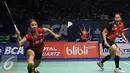 Ganda puteri Indonesia, Tiara Rosalia Nuraidah/Rizki Amelia Pradipta kalah 21-10, 22-24, 23-25 saat melawan pemain Belanda, Eefje Muskens/Selena Piek di perempat final BCA Indonesia Open 2016, Jakarta, Jumat (3/6/2016). (Liputan6.com/Helmi Fithriansyah)