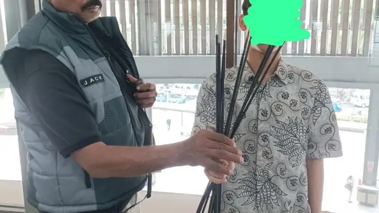 Polisi amankan satu pelajar hendak ikut demo bawa busur panah. (Liputan6.com/Ady Anugrahadi)