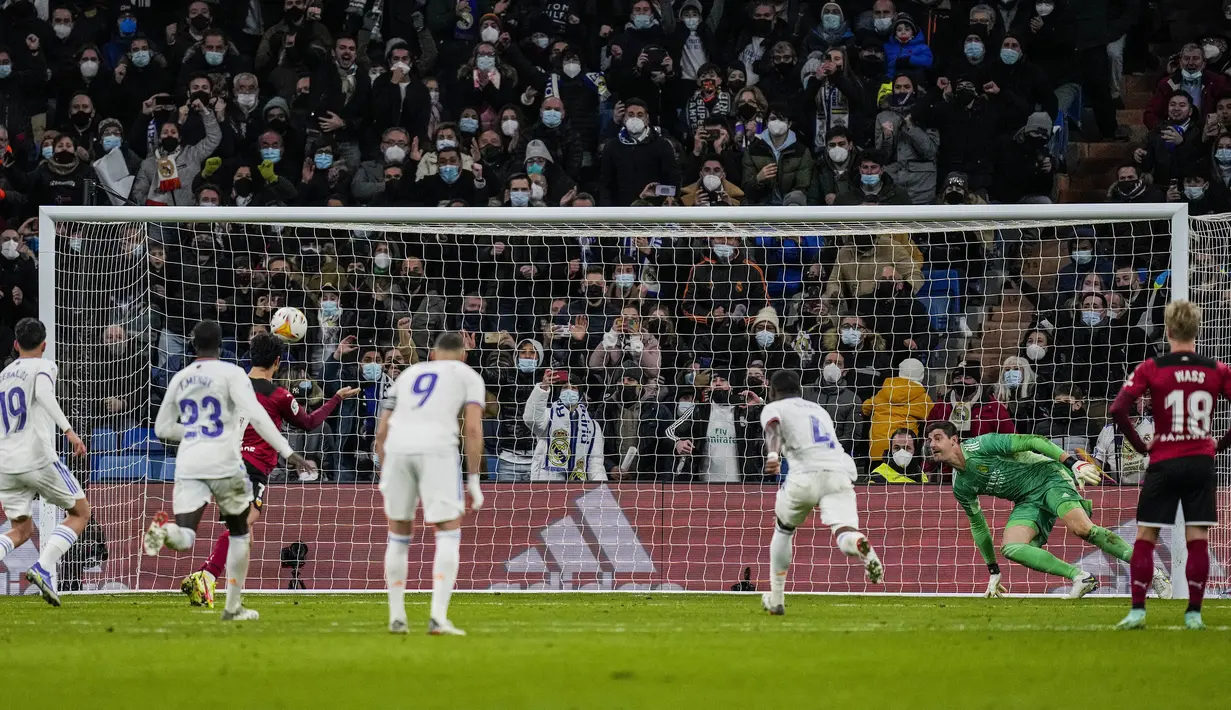 Valencia mendapat hadiah penalti pada menit ke-76 usai pelanggaran Ferland Mendy terhadap Marcos De Sousa. Meski tembakannya sempat ditepis Thibaut Courtois, namun Goncalo Guedes yang maju sebagai eksekutor mampu menyambar bola rebound untuk menjadi gol. (AP/Bernat Armangue)
