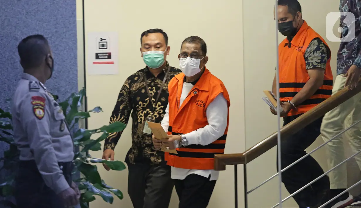 Wali Kota Ambon, Richard Louhenapessy (ketiga kiri) bersiap mengikuti rilis penahanan di Gedung KPK, Jakarta, Jumat (13/5/2022). KPK menahan Richard sebagai tersangka dugaan suap persetujuan izin prinsip pembangunan cabang usaha retail di Kota Ambon tahun 2020. (Liputan6.com/Helmi Fithriansyah)