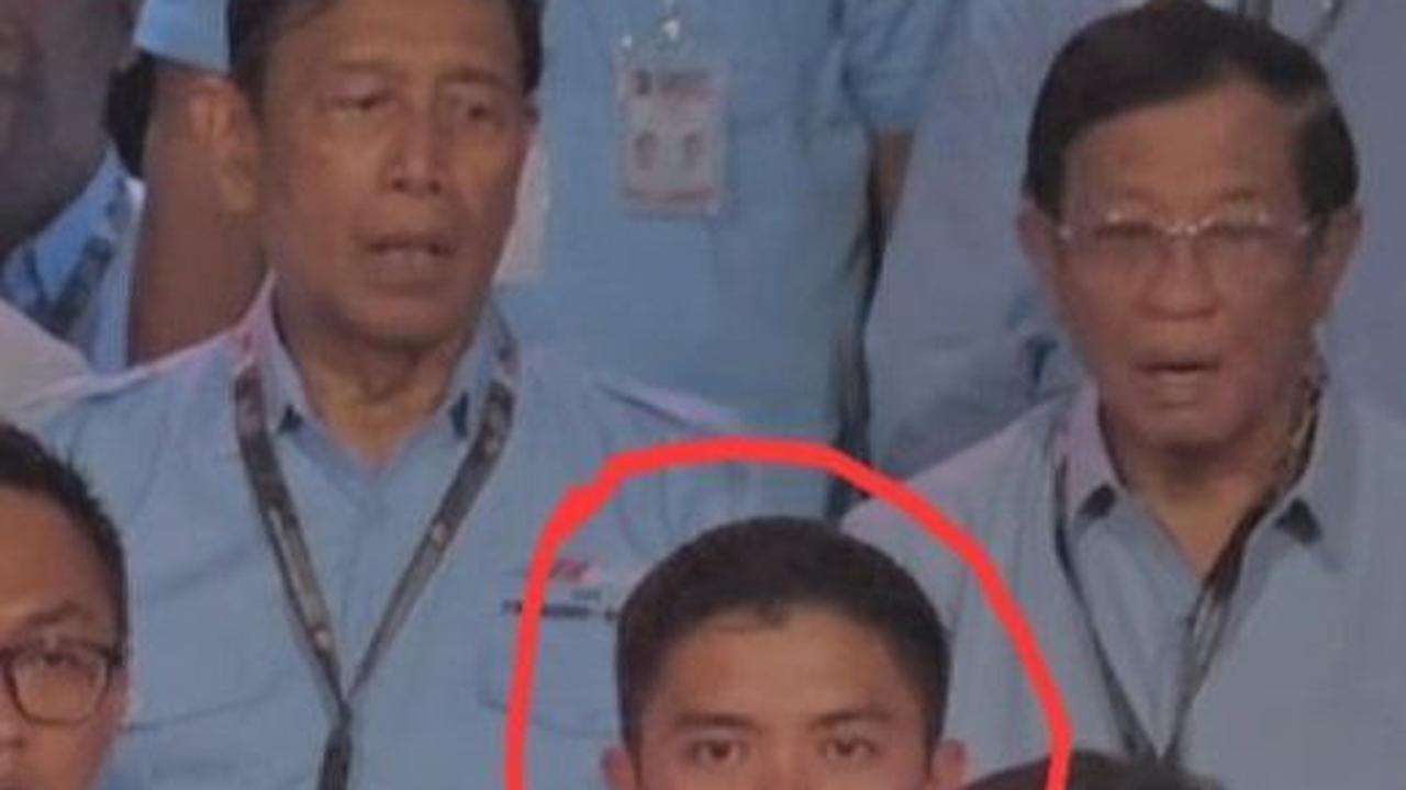 Beredar Foto Diduga Mayor Teddy Pakai Seragam Kampanye, Ikut Nonton Debat di Barisan Timses Prabowo