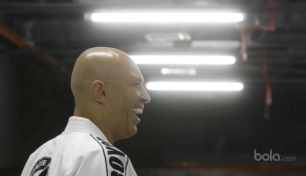 Legenda UFC, Royce Gracie, tersenyum saat pelatihan MMA di South Quarter, Jakarta, Senin (17/7/2017). Kedatangan pria asal Brasil tersebut untuk memberikan pelatihan sekaligus meresmikan Tatsujin MMA Indonesia. (Bola.com/M Iqbal Ichsan)