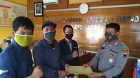 Sejumlah wartawan lokal Blora melapor ke polisi, terkait pesan berantai yang menyebut sejumlah wartawan menerima uang dari pebisnis judi Togel. (Liputan6.com/ Ahmad Adirin)