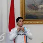 Pembalap F1, Rio Haryanto merapikan baju balap jelang bertemu Wakil Presiden Jusuf Kalla di Istana Wapres, Jakarta, Senin (14/3/2016). Kedatangan Rio untuk meminta restu jelang laga perdana Formula 1, 20 Maret mendatang. (Liputan6.com/Helmi Fithriansyah)