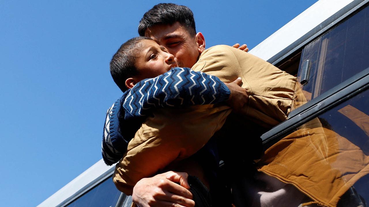Momen Peluk Tangis Haru Pembebasan Sandera Warga Palestina