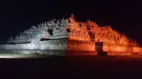 Candi Borobudur di Kabupaten Magelang, Jawa Tengah, diterangi warna oranye pada Sabtu malam, 9 Desember 2017, untuk mendukung penghapusan kekerasan terhadap perempuan dan anak. (Foto: Istimewa/Twitter/@BorobudurPark)