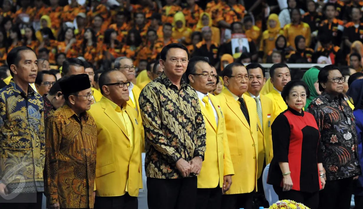 Presiden Jokowi, Ketua Dewan Kehormatan BJ Habibie, Ketua Dewan Pembina Partai Golkar Aburizal Bakrie dan Presiden ke-5 Megawati Soekarnoputri menghadiri Penutupan Rapimnas I Partai Golkar 2016 di Istora  Senayan, Kamis (28/7). (Liputann6.com/Johan Tallo)