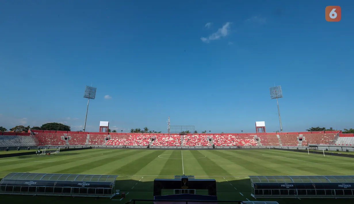 Kondisi Stadion I Wayan Dipta di Gianyar, Bali, Rabu (5/8/2026), sehari menjelang laga final Piala Presiden 2026. Hamparan rumput hijau yang terawat berpadu dengan langit biru cerah menambah kemegahan stadion yang akan menjadi arena final Persebaya Surabaya melawan Persib Bandung serta perebutan tempat ketiga antara Persija Jakarta dan Arema FC. (KLY/Budy Santoso)