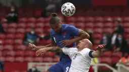 Striker Inggris, Dominic Calvert-Lewin (kiri) berduel udara dengan bek Rumania, Vlad Chiriches dalam laga uji coba menjelang berlangsungnya Euro 2020 di Riverside Stadium, Middlesbrough, Minggu (6/6/2021). Inggris menang 1-0 atas Rumania. (AP/Scott Heppell/Pool)