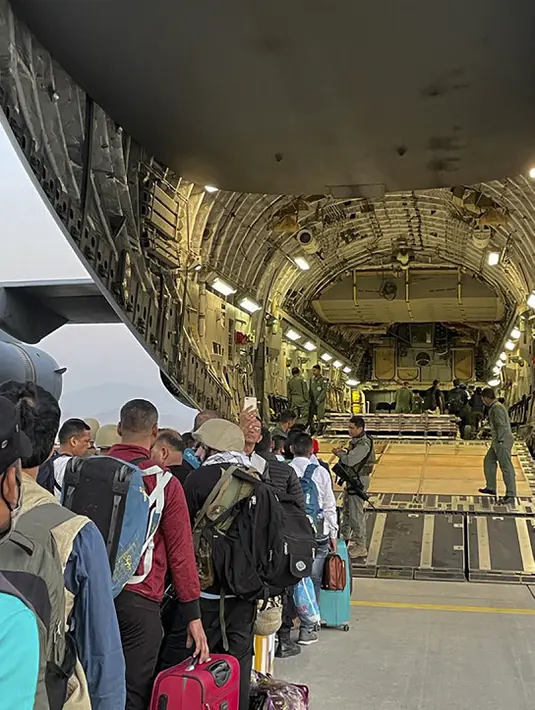 Warga negara India bersiap untuk menaiki pesawat militer India untuk dievakuasi setelah pengambilalihan Afghanistan oleh pejuang Taliban di bandara di Kabul (17/8/2021). Sebagian kecil warga India tetap di negara tersebut dan tengah diupayakan untuk dibawa kembali oleh pihak berwenang. (AFP Photo)