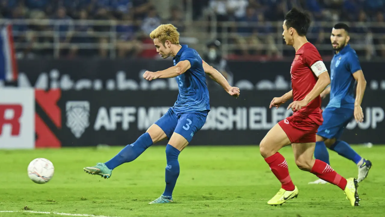 Foto: Gol Semata Wayang Theeraton Bunmathan Bawa Thailand Taklukkan Vietnam dan Juara Piala AFF 2022