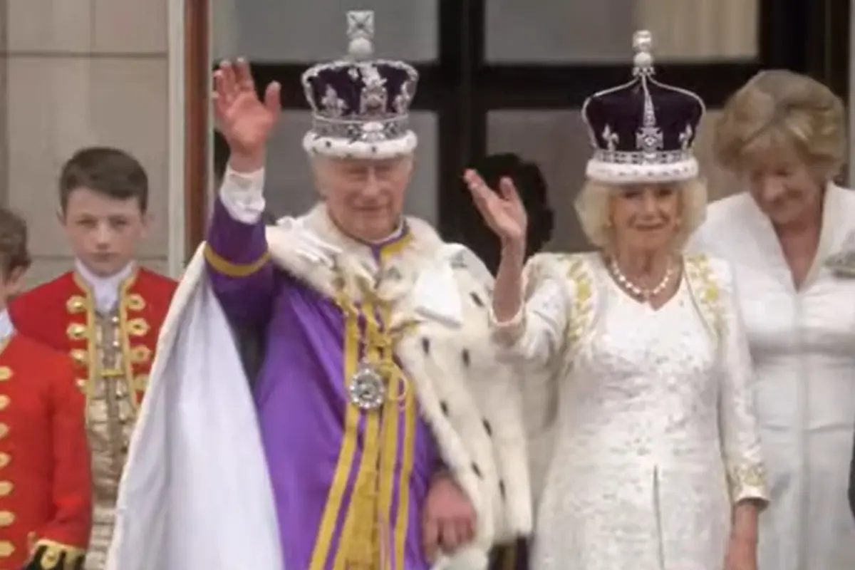 Raja Charles III muncul di balkon didampingi oleh Ratu Camilla. Tak hanya itu, hadir pula Pangeran William dan Kate Middleton dalam momen itu.