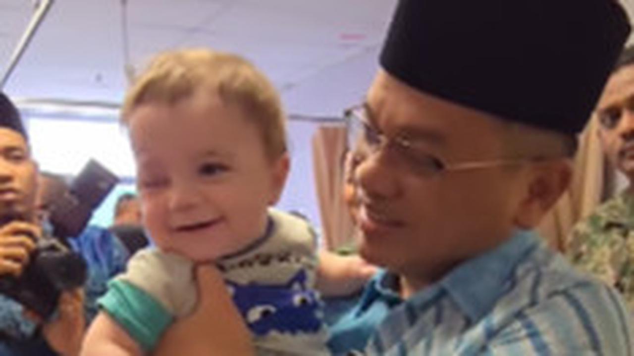 Momen Menteri Agama Malaysia Jenguk Anak-Anak Gaza di RS, Reaksi Korban Menyentuh Hati