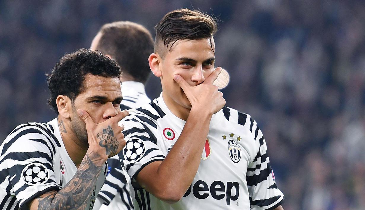 Pemain Juventus, Paulo Dybala (kanan)  merayakan golnya Dani Alves saat melawan FC Porto pada Babak 16 Besar Liga Champions di Juventus Stadium, (14/3/2017). Juventus menang 1-0. (EPA/Alessandro Di Marco)
