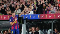 Momen emosional langsung menyelimuti markas Barcelona setelah Robert Lewandowski menyampaikan salam perpisahan kepada para pendukung. (AP Photo/Joan Mateu Parra)