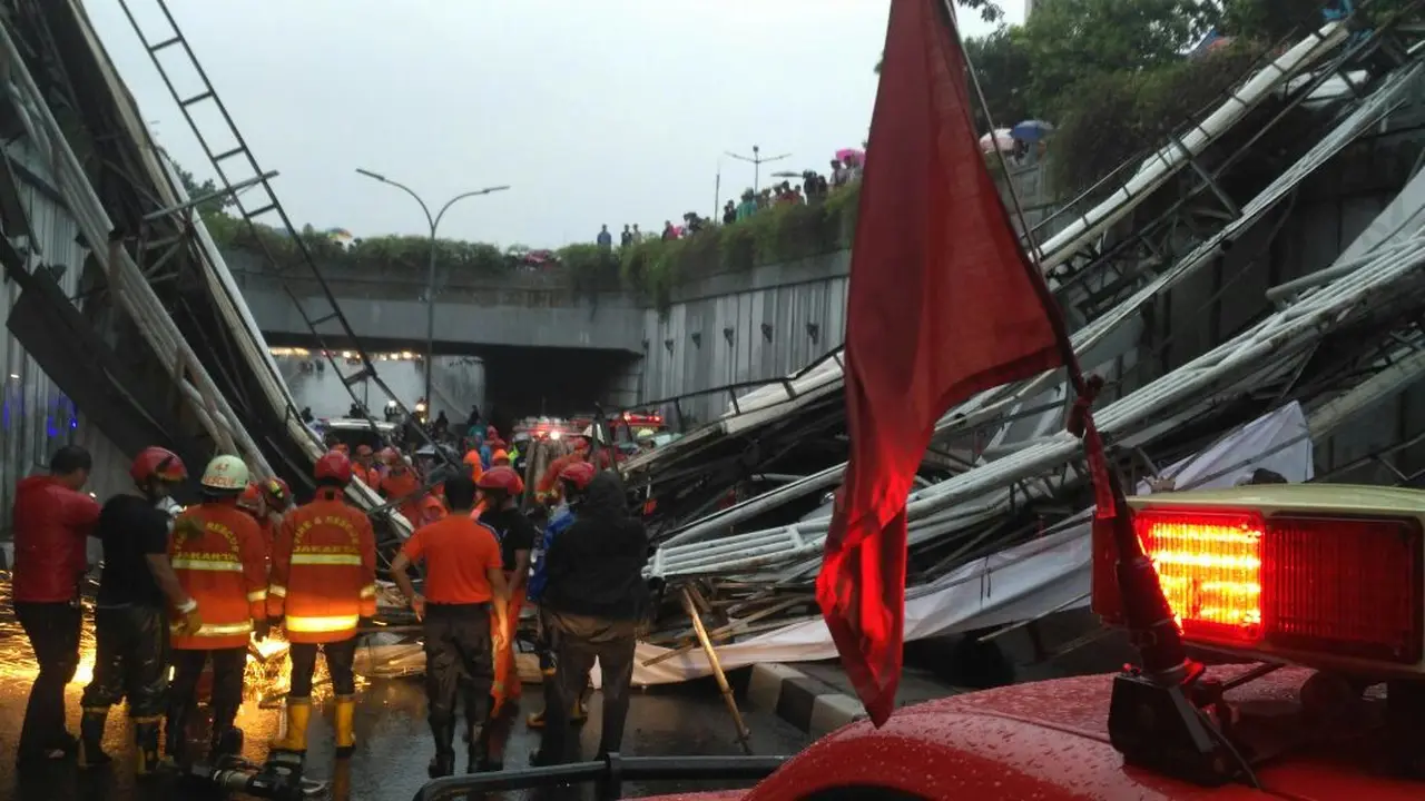 JPO di Pasar Minggu ambruk.