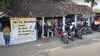 Suasana pengunjung di kedai es Batil Lamongan Jawa Timur. (Istimewa)