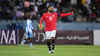 Striker Mesir bernomor punggung 10, Mohamed Salah, mengambil ancang-ancang selama pertandingan Grup C Piala Afrika CAF 2025 (CAN) antara Botswana dan Mesir di Stadion Francistown di Francistown pada 10 September 2024. (Monirul Bhuiyan/AFP)
