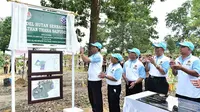 Sekda Provinsi Jambi meluncurkan model hutan serba guna di kampus IAIN Sultan Thaha Syaifuddin Jambi. (Liputan6.com/B Santoso)