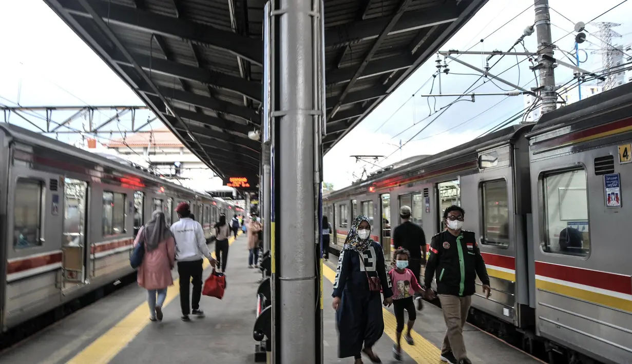 Calon penumpang saat hendak menggunakan KRL di Stasiun Tanah Abang, Jakarta, Selasa (15/3/2022). Program JakLingko mencakup sistem transportasi dengan rute, manajemen, maupun pembayaran terintegrasi. (merdeka.com/Iqbal S. Nugroho)