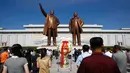 Warga memberi penghormatan kepada patung mendiang pemimpin Kim Il Sung dan Kim Jong Il di Bukit Mansu, Pyongyang, Korea Utara, Senin (8/7/2019). Kim Il Sung memimpin Korea Utara sejak 1948-1994. (AP Photo/Jon Chol Jin)