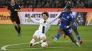 Pemain Borussia Monchengladbach, Kou Itakura (kiri) berebut bola dengan pemain Schalke, Moritz Jenz dalam laga Bundesliga 2022/2023 di Borussia-Park, Monchengladbach (4/2/2023). Pemain yang sejak awal musim 2022/2023 membela Borussia Monchengladbach setelah didatangkan dari Manchester City ini kini memiliki nilai pasar senilai 12 juta euro atau setara Rp195 miliar. (dpa via AP Photo/Federico Gambarini)