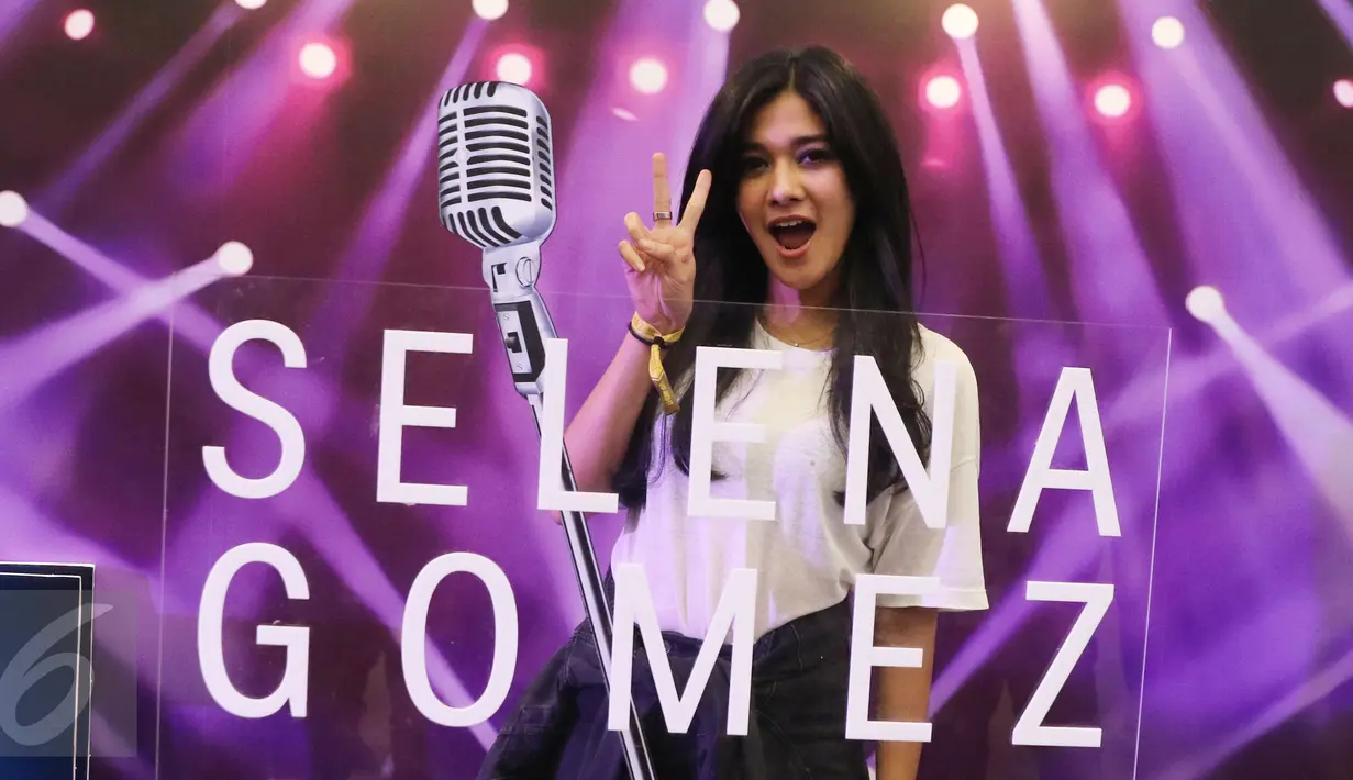 Pesinetron Naysilla Mirdad berpose saat menonton konser pertama penyanyi Selena Gomez di Indonesia yang digelar di Indonesia Convention Exhibition (ICE) BSD, Tangerang Selatan, Sabtu (23/7). (Liputan6.com/Herman Zakharia)