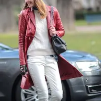 Memakai celana berwarna putih membuat penampilan makin kece. (via: Purewow.com)