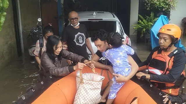 Tim SAR evakuasi warga terdampak banjir di Denpasar