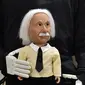 Robot berwajah Profesor Albert Einstein di Consumer Electronic Show (CES) 2017 di Las Vegas, Nevada, AS (5/1). Uniknya robot ini dapat mengajarkan berbagai ilmu matematika dan mata pelajaran yang lainnya. (AFP Photo/ Frederic J. Brown)