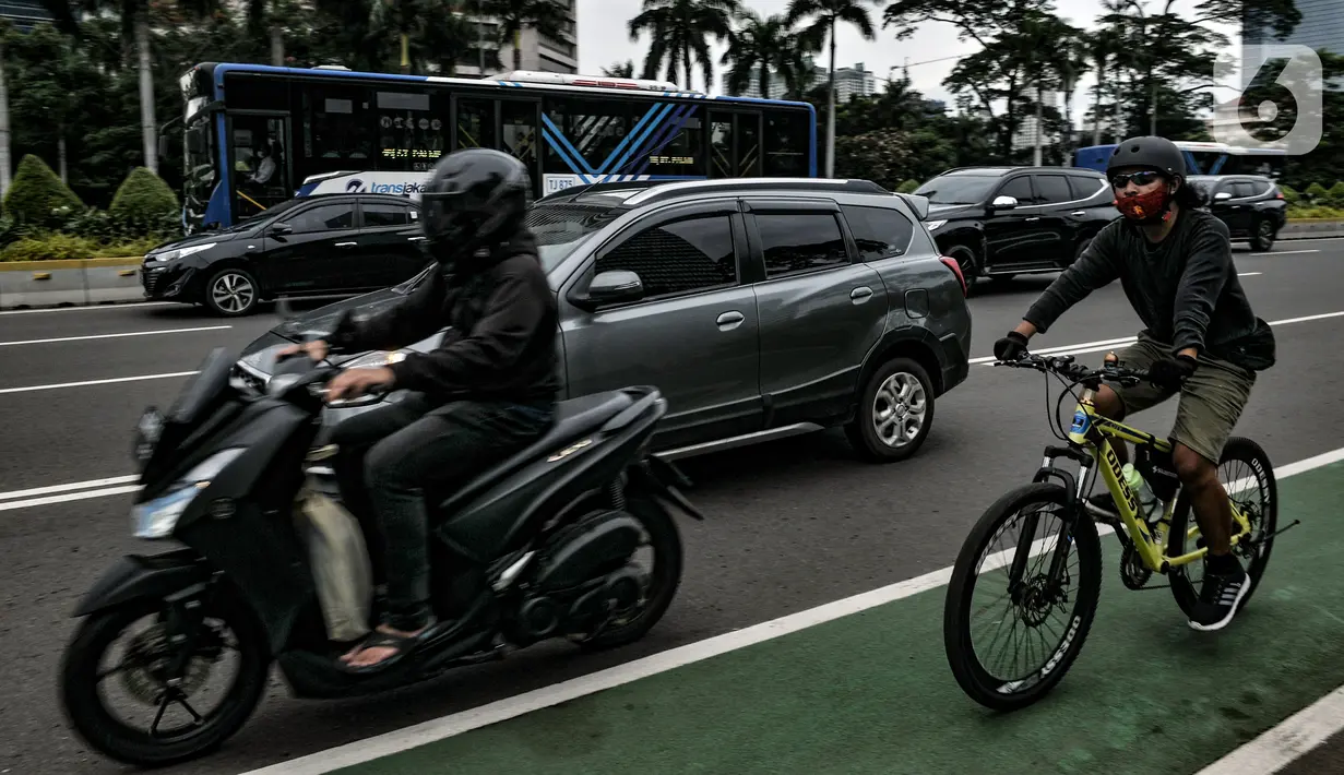 Pesepeda melintasi Jalan Jenderal Sudirman, Jakarta, Senin (18/1/2021). Selain pengetatan PSBB, peningkatan volume lalu lintas pesepeda di Ibu Kota terjadi seiring Penerapan Pembatasan Kegiatan Masyarakat (PPKM) Jawa-Bali. (merdeka.com/Iqbal S. Nugroho)