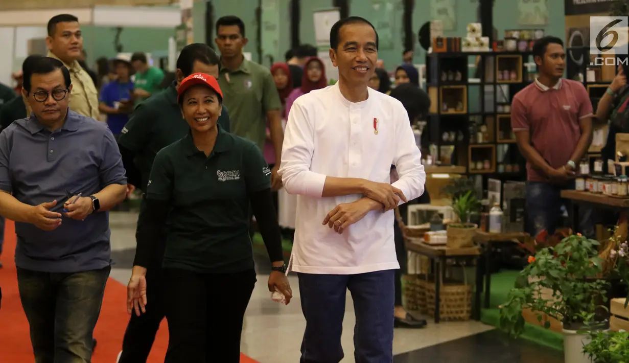Gaya Presiden Joko Widodo saat menghadiri acara Spirit of Millenials: Green Festival di Jakarta, Kamis (31/1). Acara ini untuk meningkatkan kepedulian milenial terhadap gaya hidup ramah lingkungan, urban farming dan agrikultur. (Liputan6.com/Angga Yuniar)