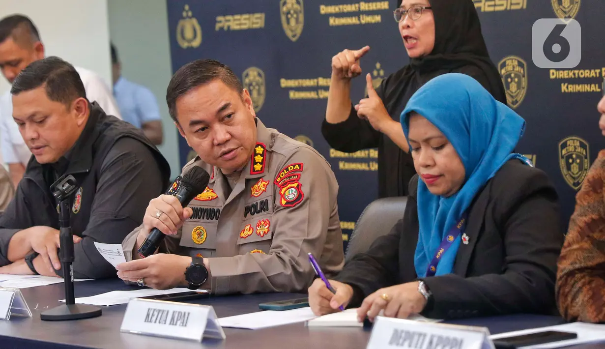 <p>Kabid Humas Kombes Trunoyudo Wisnu Andiko (tengah) saat memberikan keterangan kepada wartawan terkait kasus penganiayaan remaja 17 tahun berinisial D di Polda Metro Jaya, Jakarta, Kamis (2/3/2023). Dalam keterangannya Polda metro Jaya mengambil alih kasus penganiayayan tersebut dan menentapkan satus AG yang awalnya adalah anak berhadapan dengan hukum meningkatkan statusnya menjadi anak yang berkonflik dengan hukum atau berubah menjadi pelaku. (Liputan6.com/Angga Yuniar)</p>
