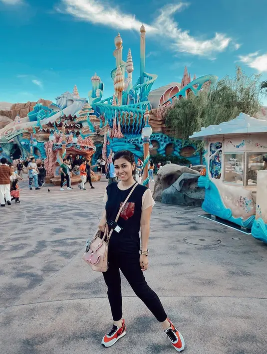 Saat berlibur di Disneyland, penampilan Nisya juga terbilang sederhana. Ia pun hanya mengenakan kaus berlengan pendek dengan celana jeans serta sneakers. Gaya rambut Nisya Ahmad juga cukup sederhana dengan mengikat seluruh rambutnya. (Liputan6.com/IG/@nissyaa)