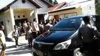 Tempat kejadian perkara (TKP) anggota Polres Kupang Kota Aiptu Fransisco de Araujo diduga menembak dirinya sendiri di rumahnya. (Liputan6.com/Ola Keda)