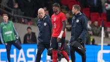 Cedera, Noni Madueke harus ditarik keluar dari laga uji coba antara Inggris vs Uruguay di Stadion Wembley, Sabtu (28/03/2026) dini hari WIB. (AP Photo/Alastair Grant)
