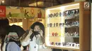 Seorang wanita mencoba kaca mata di salah satu stand bazar dalam acara Fimela Fest 2018, Jakarta, Jumat (16/11). Fimela Fest 2018 diselenggarakan mulai tanggal 13-18 November 2018 di Gandaria City Mall, Jakarta. (Fimela.com/Bambang Ekoros Purnama)