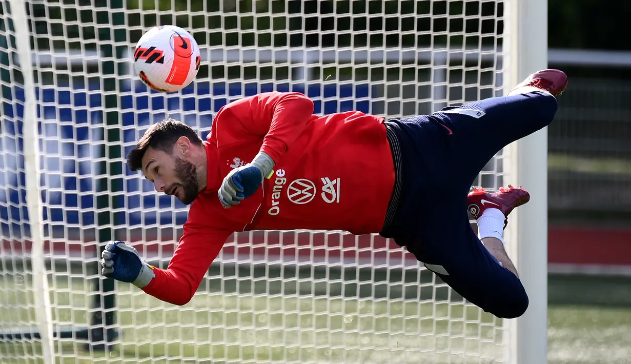 Kiper Prancis Hugo Lloris melompat untuk mengambil bola selama sesi latihan sebagai bagian dari persiapan tim untuk UEFA Nations League 2022-2023 di Clairefontaine-en-Yvelines, Senin (30/5/2022). Prancis yang menjuarai Nations League tahun lalu akan menjamu Denmark di Stade de France pada Sabtu, 4 Juni 2022 dini hari WIB. (FRANCK FIFE/AFP)