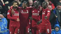 Para pemain Liverpool merayakan gol yang dicetak Sadio Mane ke gawang Manchester United pada laga Premier League di Stadion Anfield, Liverpool, Minggu (16/12). Liverpool menang 3-1 atas MU. (AFP/Paul Ellis)