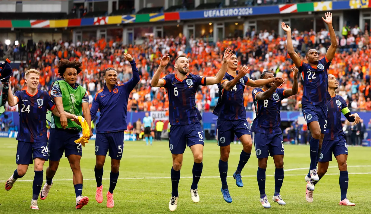 Para pemain Belanda merayakan kemenangan setelah memenangkan pertandingan sepak bola Euro 2024 Grup D melawan Polandia di Volksparkstadion, Hamburg, 16 Juni 2024. (Odd ANDERSEN/AFP)