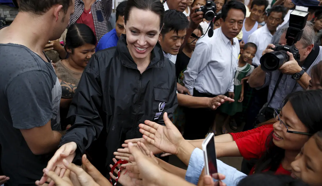 Utusan khusus UNHCR, Angelina Jolie berjabat tangan dengan sejumlah pengungsi etnis Kachin saat melakukan kunjungan ke ibukota Myitkyina, Myanmar, Rabu (30/7/2015). (REUTERS/Soe Zeya Tun)