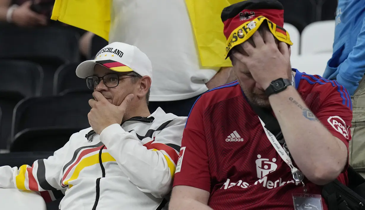 Reaksi pendukung timnas Jerman setelah matchday 3 Grup E Piala Dunia 2022 melawan Kosta Rika di Al Bayt Stadium, Jumat (2/12/2022) dini hari WIB. Kegagalan lolos ke babak 16 besar ini menambah catatan buruk Jerman setelah menyandang status juara dunia di Piala Dunia 2014 Brasil. (AP Photo/Martin Meissner)