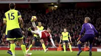 Gelandang Arsenal, Lucas Torreira, mencetak gol lewat aksi akrobatik saat mengalahkan Huddersfield dalam laga lanjutan Premier League di Stadion Emirates, London, Sabtu (8/12/2018).  (Isabel Infantes/PA via AP)